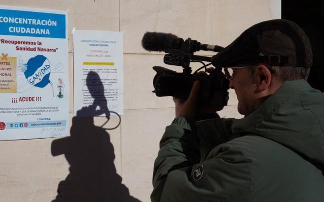Un cámara graba un cartel colocado en el edificio de consultas externas de Príncipe de Viana. Un cámara graba un cartel colocado en el edificio de consultas externas de Príncipe de Viana.