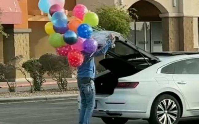 El hombre, procediendo a (intentar) meter los globos en el maletero. El hombre, procediendo a (intentar) meter los globos en el maletero.