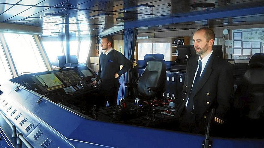 A la derecha, el capitán Thomas Chesnel en la sala de mandos del buque.