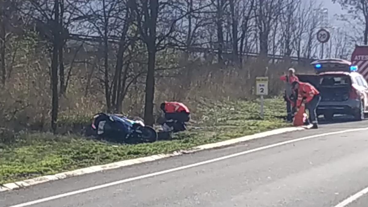 Imagen de la motocicleta accidentada, en el km 1.9 de la NA-8102.