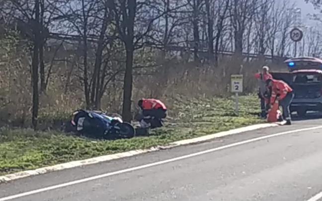 Imagen de la motocicleta accidentada, en el km 1.9 de la NA-8102.