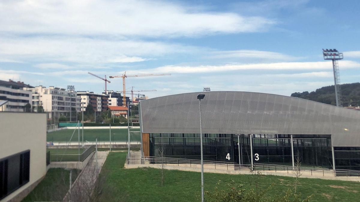 Instalaciones deportivas del campo de f&uacute;tbol municipal de Iparralde de Urduliz.