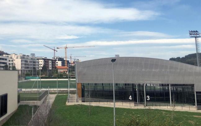 Instalaciones deportivas del campo de f&uacute;tbol municipal de Iparralde de Urduliz.