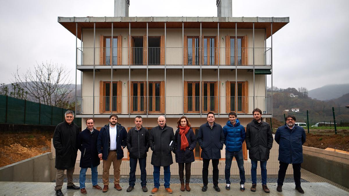 Foto de grupo de la visita a las viviendas de alquiler en Bera.