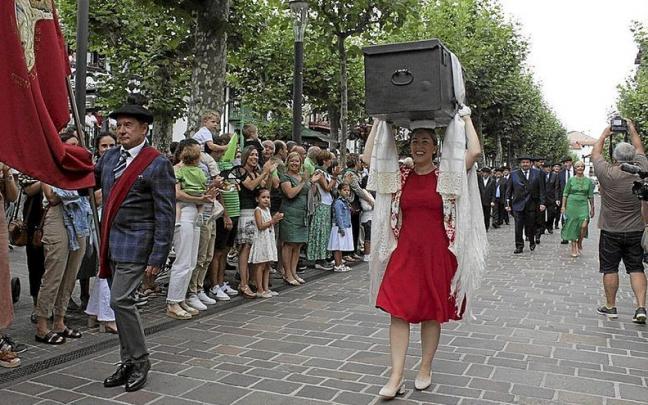 Olatz Oronoz portando la Kutxa en la calle San Pedro de Hondarribia.
