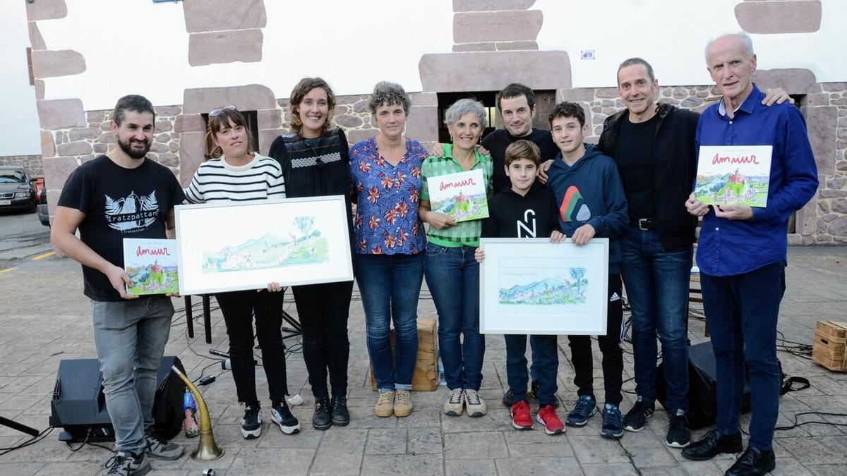 Liburuari loturiko protagonistak familia argazkian bilduak.