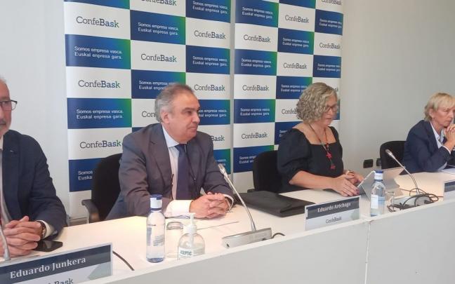 Representantes de Confebask, en la rueda de prensa tras el Consejo General de la patronal vasca. Representantes de Confebask, en la rueda de prensa tras el Consejo General de la patronal vasca.