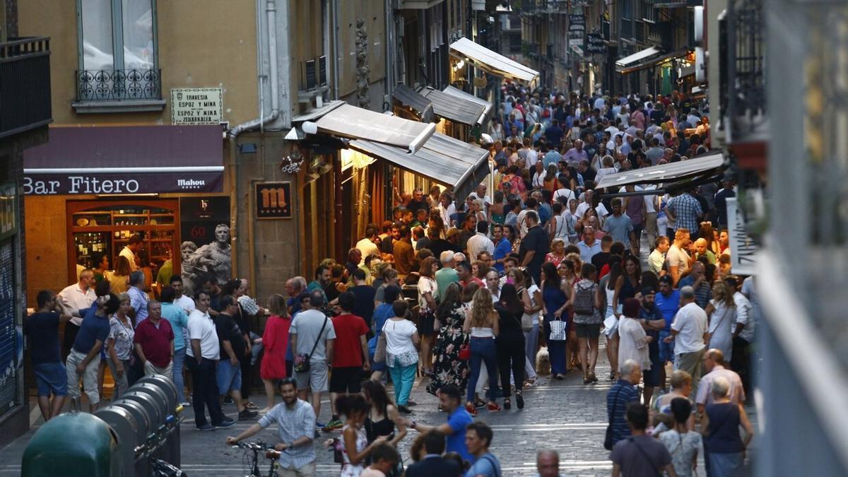 Vista de la calle Estafeta repleta de paseantes y clientes de bares