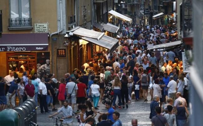 Vista de la calle Estafeta repleta de paseantes y clientes de bares