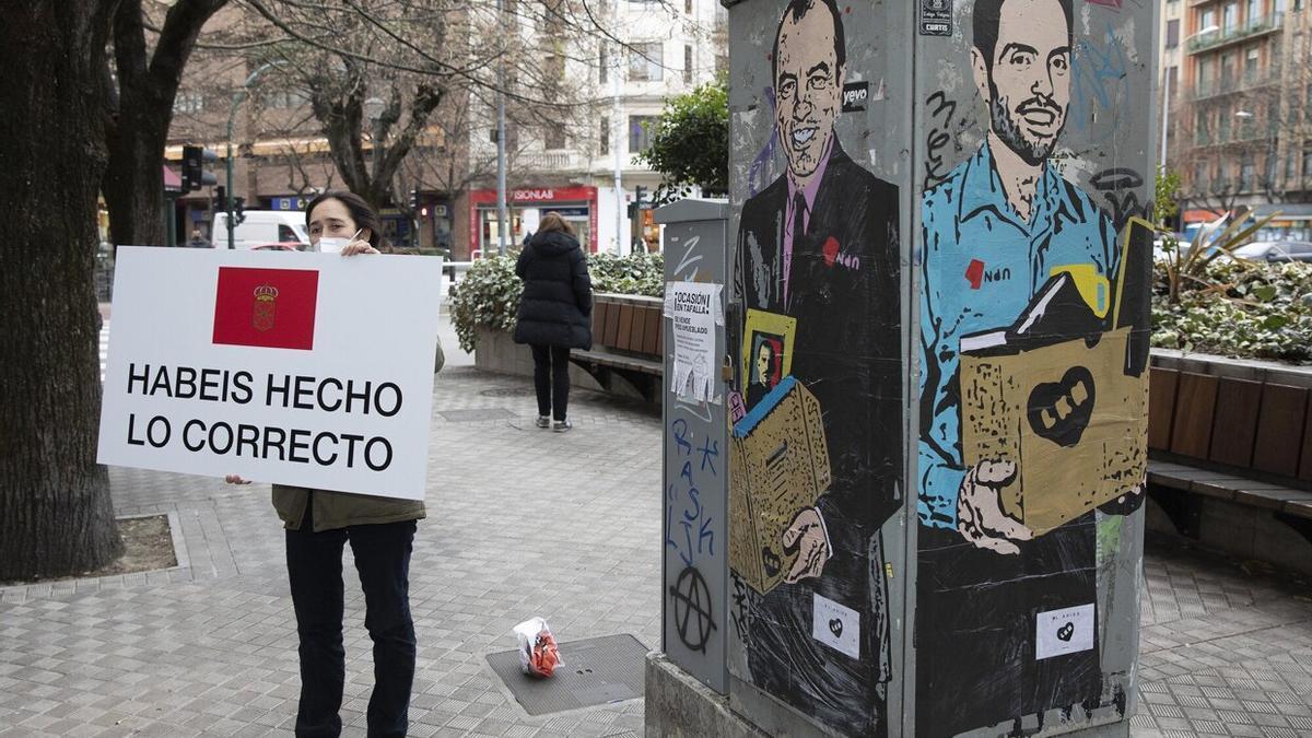 Una simpatizante muestra su apoyo a Sayas y a Adanero frente a la sede de UPN durante la reunión de la ejecutiva que debate su expulsión del partido (04/02/2022)