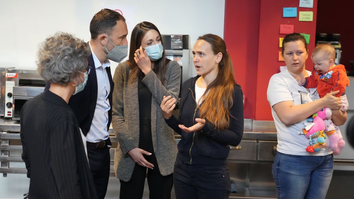 La responsable de CEAR en Euskadi, Elena Valverde (1i), y Denis Itxaso (2i), delegado del Gobierno en el País Vasco, en un centro que acoge ucranianos en Bilbao.