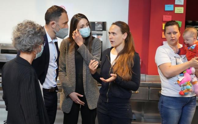 La responsable de CEAR en Euskadi, Elena Valverde (1i), y Denis Itxaso (2i), delegado del Gobierno en el País Vasco, en un centro que acoge ucranianos en Bilbao.
