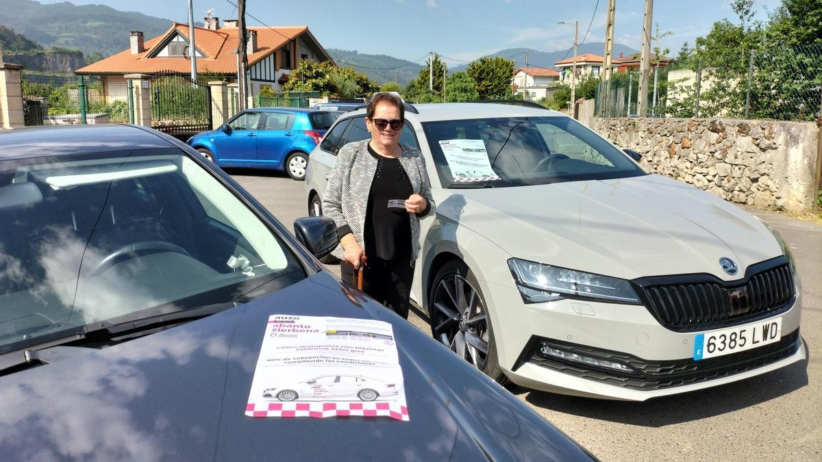 Avelina recibió el primer carné de usuaria de un servicio que hoy usan un centenar de personas.