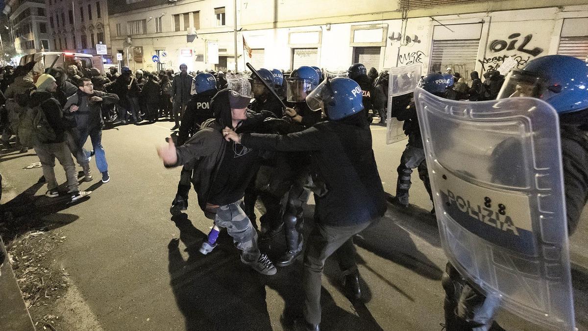 Manifestación anarquista en Roma en apoyo a Cospito.