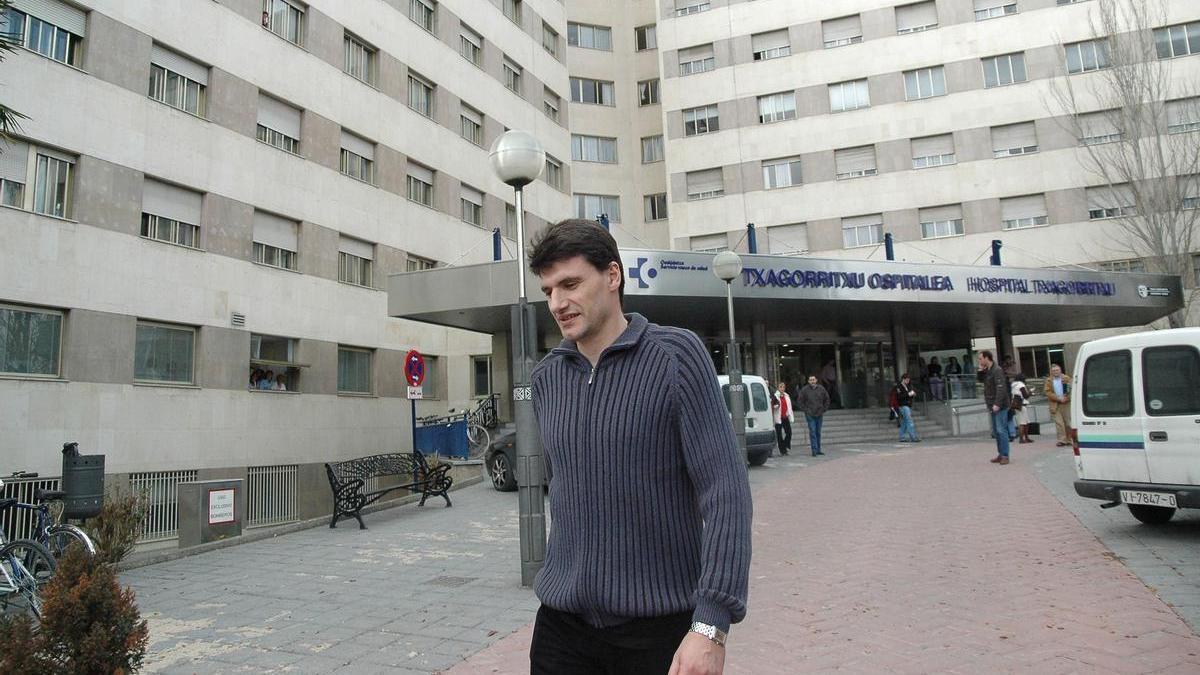 Perasovic, entrenador del Tau Cerámica, a su salida del Hospital de Txagorritxu donde le trataron de una angina de pecho en 2007