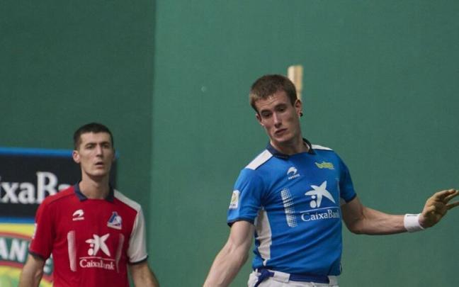 Jon Mariezkurrena golpea con su mano derecha en la final del Torneo San Fermín. Jon Mariezkurrena golpea con su mano derecha en la final del Torneo San Fermín.