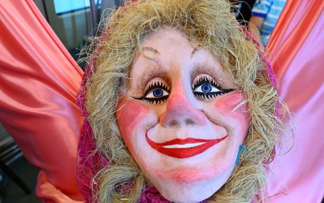 Con sus ojos azules, sus rizos de esparto y su sonrisa eterna, Marijaia recorre todos los actos festivos estos días.