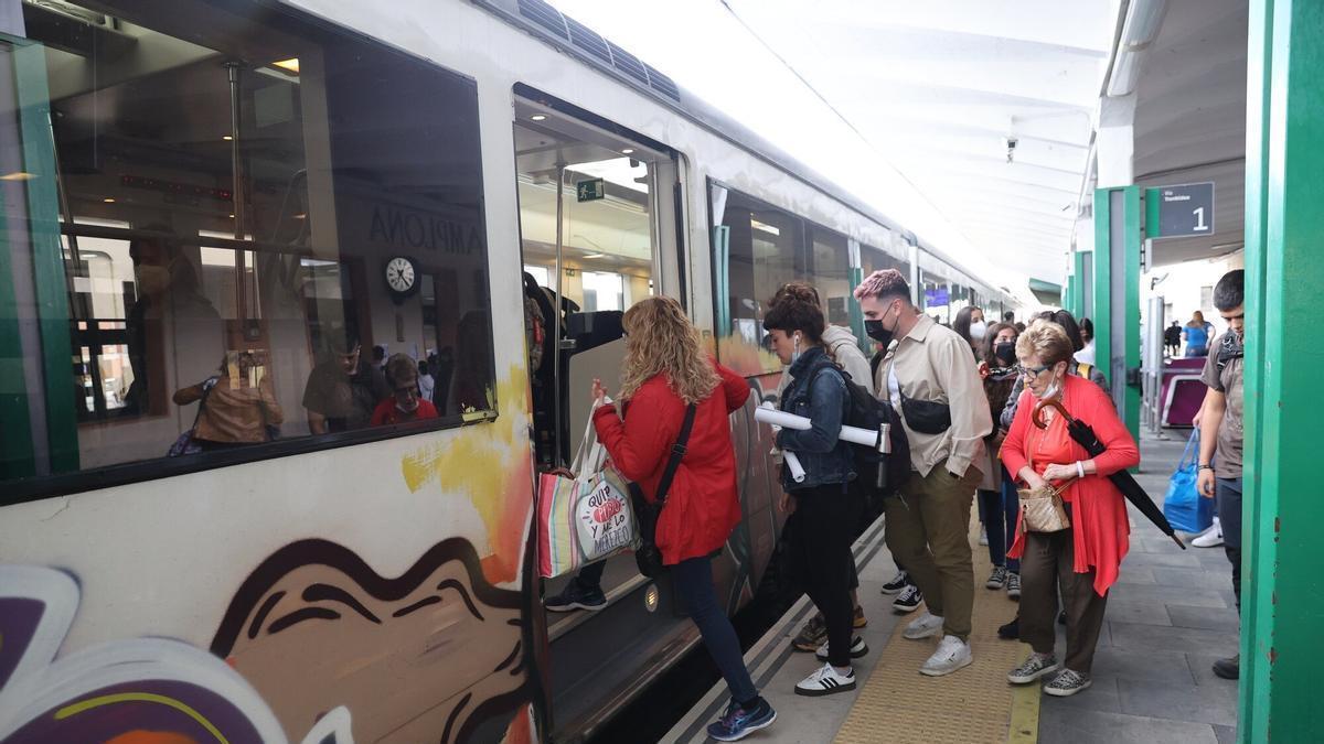 Pasajeros de diferentes edades suben a un tren en la estación de Renfe de Pamplona. Los descuentos siguen este año