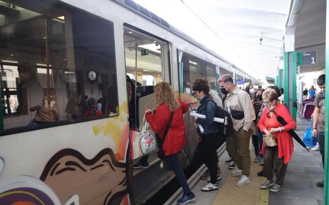 Pasajeros de diferentes edades suben a un tren en la estación de Renfe de Pamplona. Los descuentos siguen este año Pasajeros de diferentes edades suben a un tren en la estación de Renfe de Pamplona. Los descuentos siguen este año