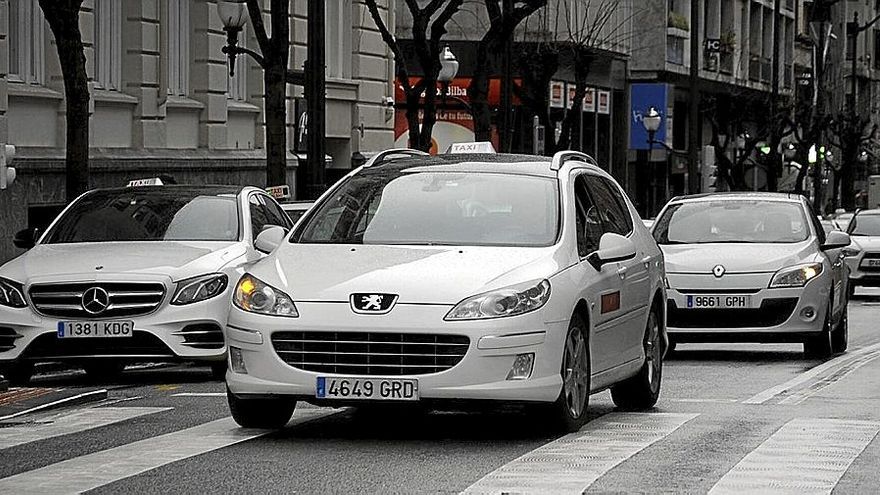 Un vehículo de transporte con conductor (VTC) circula por una calle de Bilbao. | FOTO: JOSE MARI MARTÍNEZ