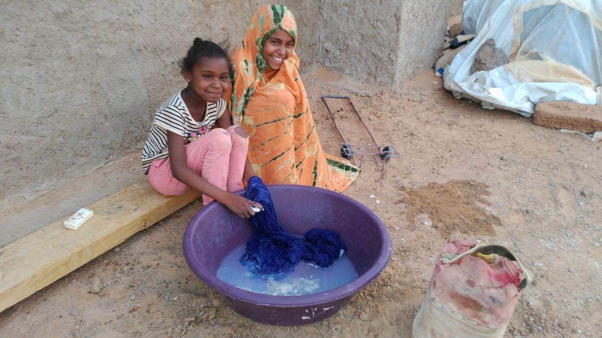 Dos niñas saharauis en un campamento en Tinduf.