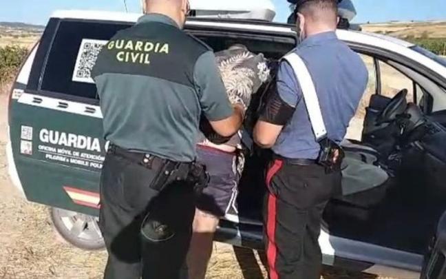 Dos agentes con el peregrino herido Dos agentes con el peregrino herido