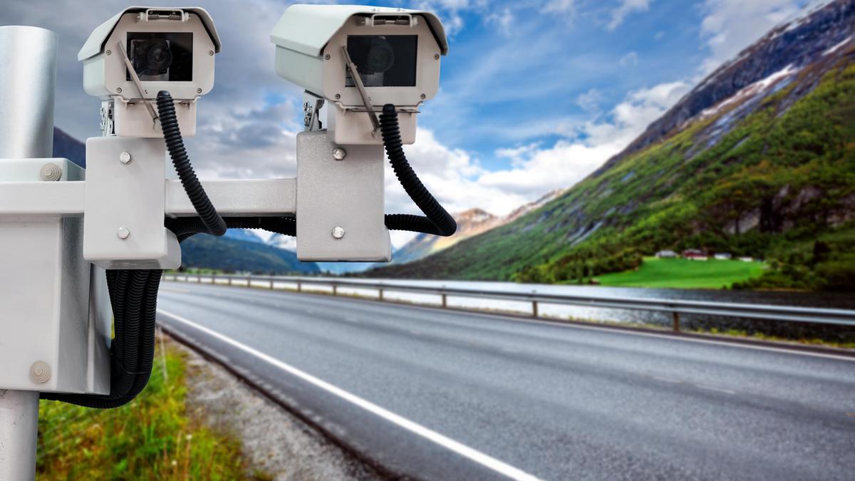 Dos radares de control de velocidad en una carretera.