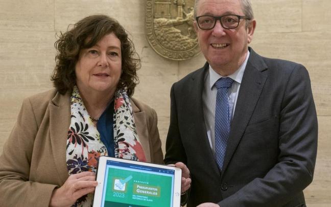 La diputada de Hacienda, Itziar Gonzalo, entrega el proyecto presupuestario al presidente de las Juntas, Pedro Elosegui, este lunes. La diputada de Hacienda, Itziar Gonzalo, entrega el proyecto presupuestario al presidente de las Juntas, Pedro Elosegui, este lunes.
