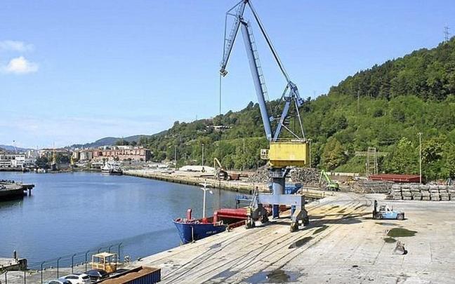 Vista del puerto desde la calle Polentzarrene. | FOTO: A.M.