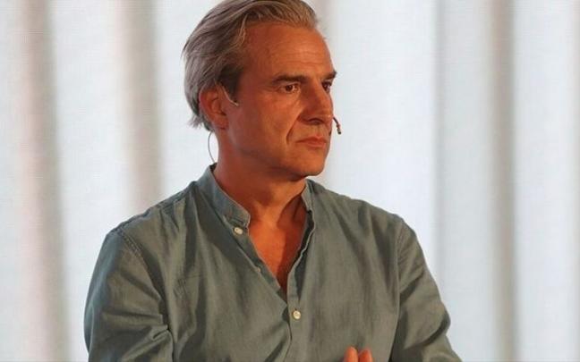 Alberto San Juan interpreta al modisto Cristóbal Balenciaga en la serie que produce Disney+. Alberto San Juan interpreta al modisto Cristóbal Balenciaga en la serie que produce Disney+.