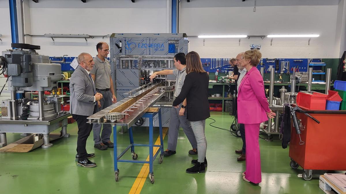 El consejero Cigudosa, durante la visita la la planta de Grupo Ezkerra, en San Adrián.