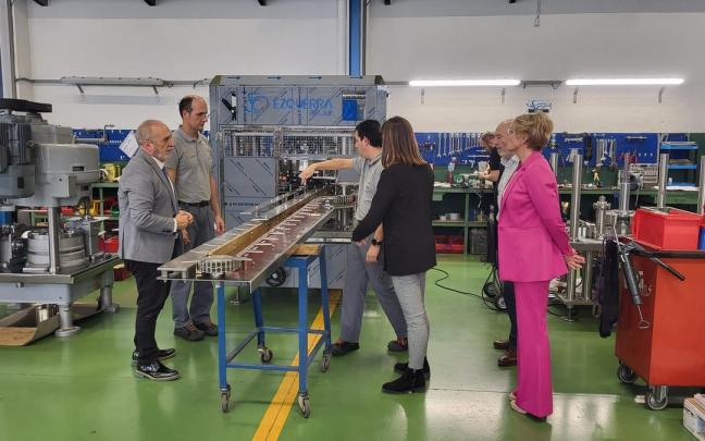 El consejero Cigudosa, durante la visita la la planta de Grupo Ezkerra, en San Adrián. El consejero Cigudosa, durante la visita la la planta de Grupo Ezkerra, en San Adrián.