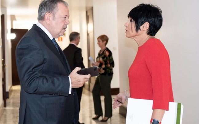 El consejero de Hacienda, Pedro Azpiazu, con la portavoz de EH Bildu, Maddalen Iriarte