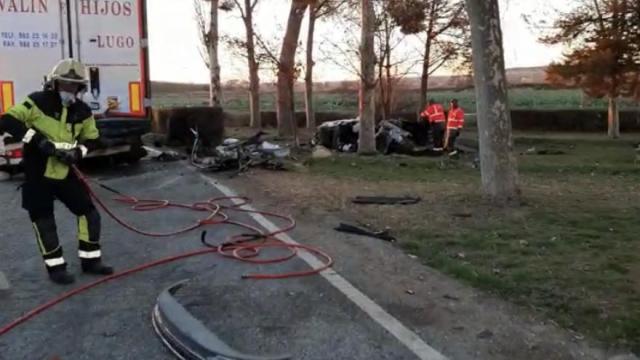Bomberos y policías en el lugar del accidente. Bomberos y policías en el lugar del accidente.