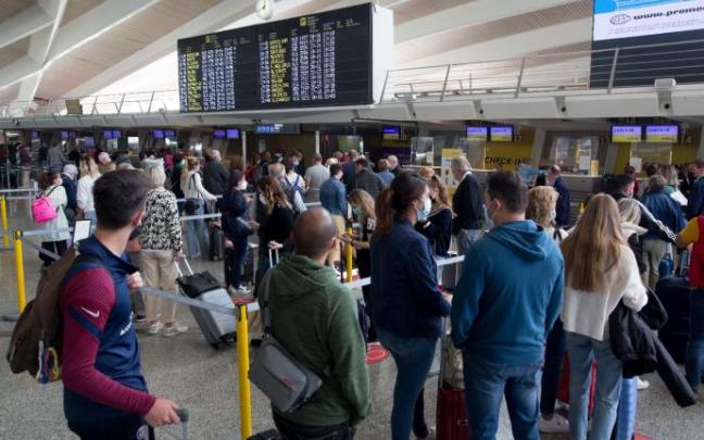 Decenas de viajeros hacen cola ante mostradores de facturación el pasado verano.
