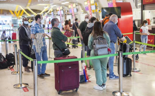Varias personas hacen fila con maletas en la terminal T4 del Aeropuerto Adolfo Suárez Madrid-Barajas Varias personas hacen fila con maletas en la terminal T4 del Aeropuerto Adolfo Suárez Madrid-Barajas