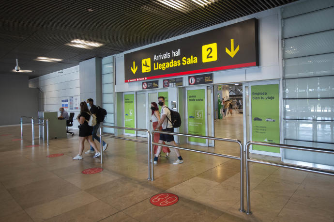 Pasajeros llegan al Aeropuerto Adolfo-Suárez Madrid Barajas.