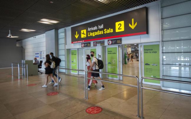 Pasajeros llegan al Aeropuerto Adolfo-Suárez Madrid Barajas. Pasajeros llegan al Aeropuerto Adolfo-Suárez Madrid Barajas.