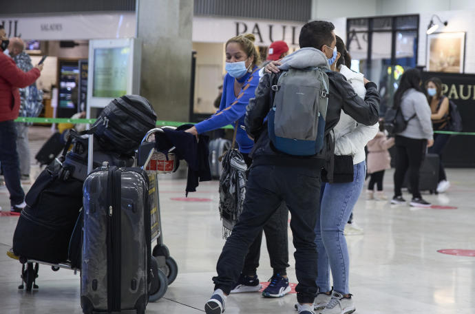 Dos personas se abrazan en el aeropuerto Adolfo Suárez, Madrid-Barajas.