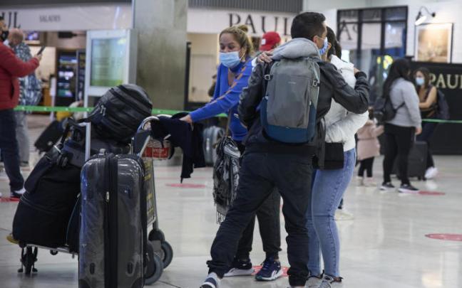 Dos personas se abrazan en el aeropuerto Adolfo Suárez, Madrid-Barajas.