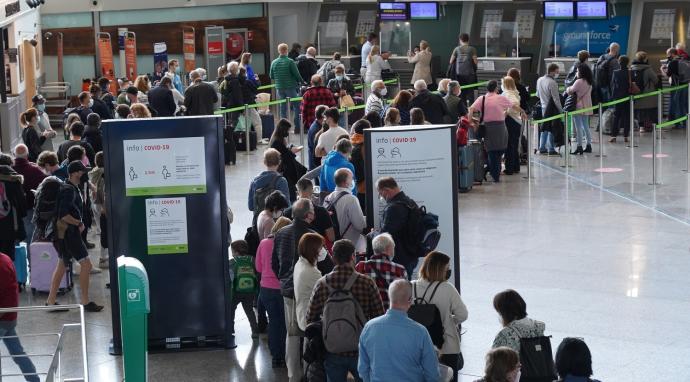 Pasajeros hacen cola en el Aeropuerto de Bilbao durante la pasada Semana Santa.