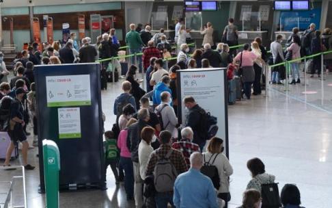 Pasajeros hacen cola en el Aeropuerto de Bilbao durante la pasada Semana Santa.
