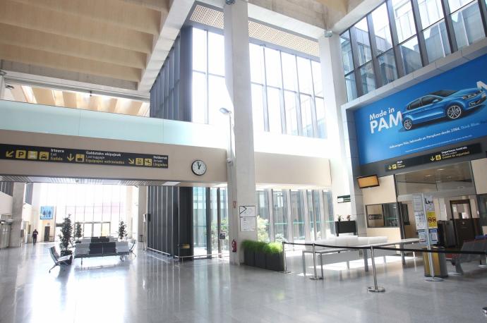 Interior del aeropuerto de Pamplona.