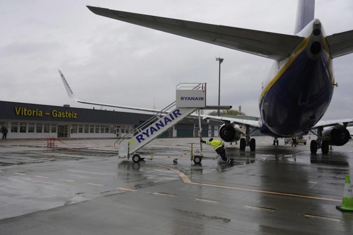 Un avión de Ryanair en el aeropuerto alavés