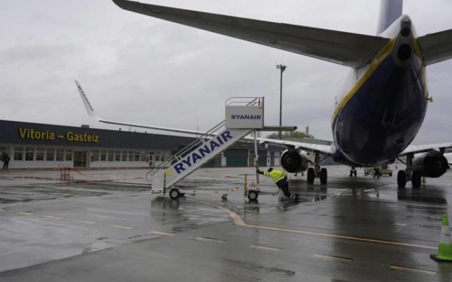 Un avión de Ryanair en el aeropuerto alavés