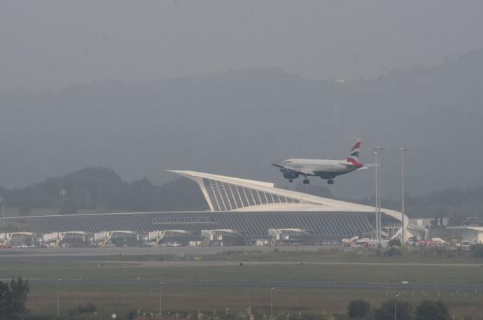 Imagen de archivo de niebla en el aeropuerto de Bilbao.