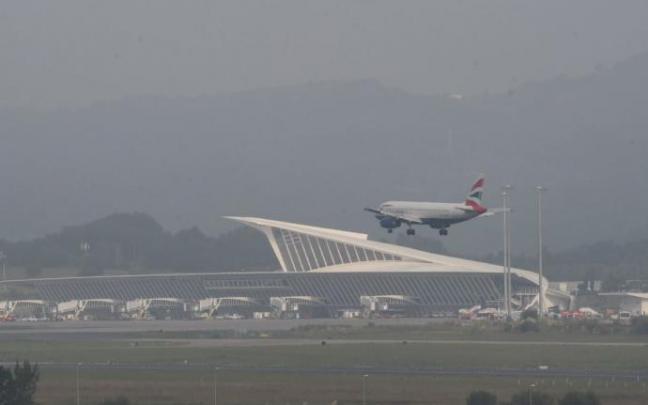Imagen de archivo de niebla en el aeropuerto de Bilbao. Imagen de archivo de niebla en el aeropuerto de Bilbao.