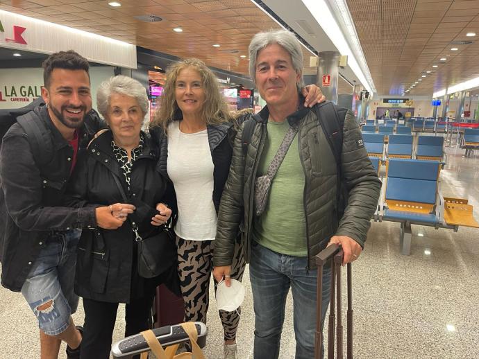 Ibon, Teresa, Izaskun y Joseba a su llegada al aeropuerto de Roma