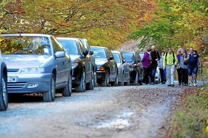 Hilera de coches en uno de los accesos a la Selva de Irati.