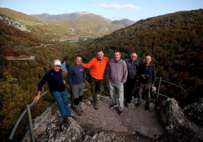 Los amigos de Berriozar Sabino, Jesús, Francis, Alfonso, Javier y Lucio. en el mirador de Ariztokia (Garralda).